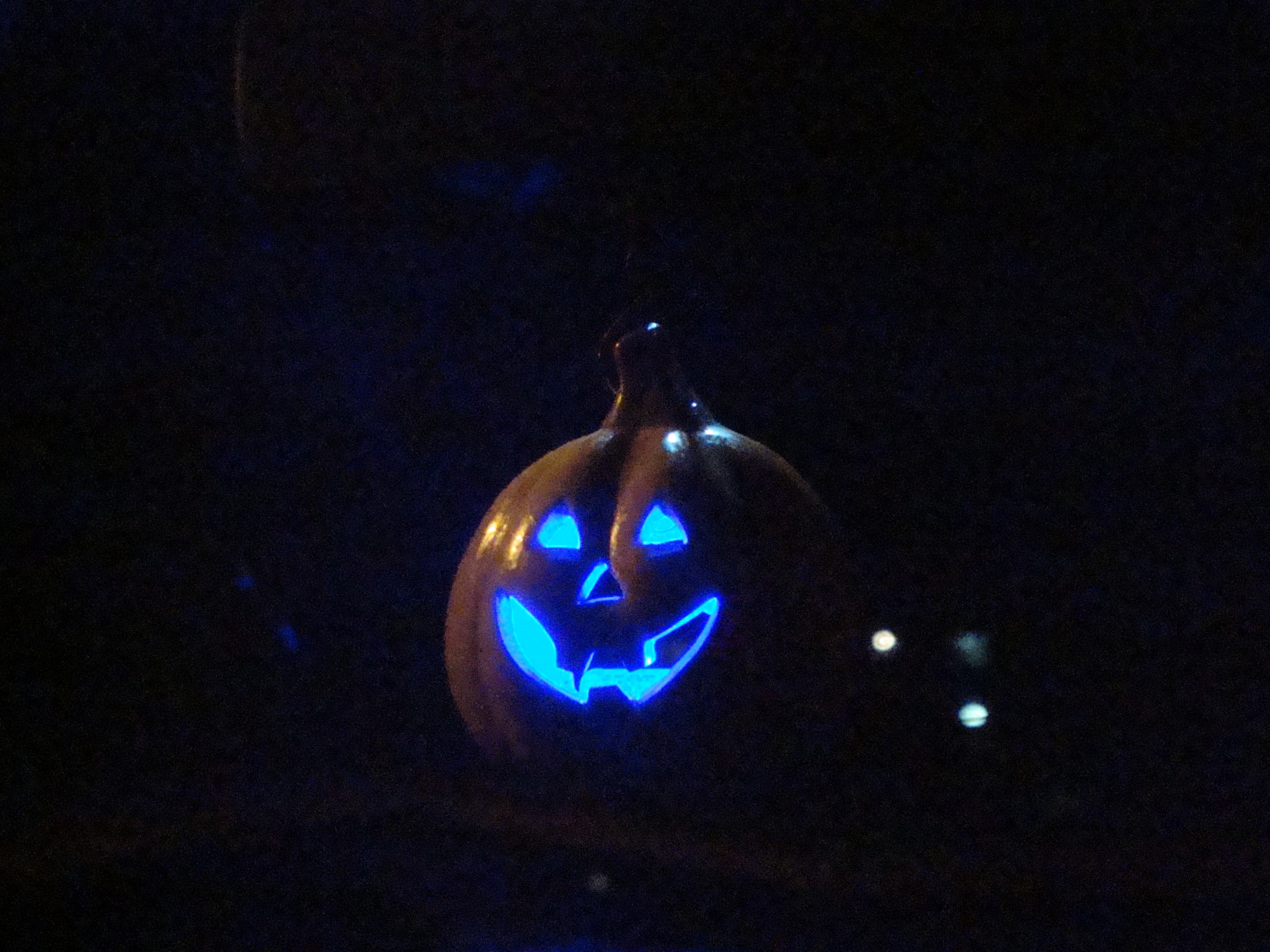 Its glowing. Включи Ниссан Хэллоуин