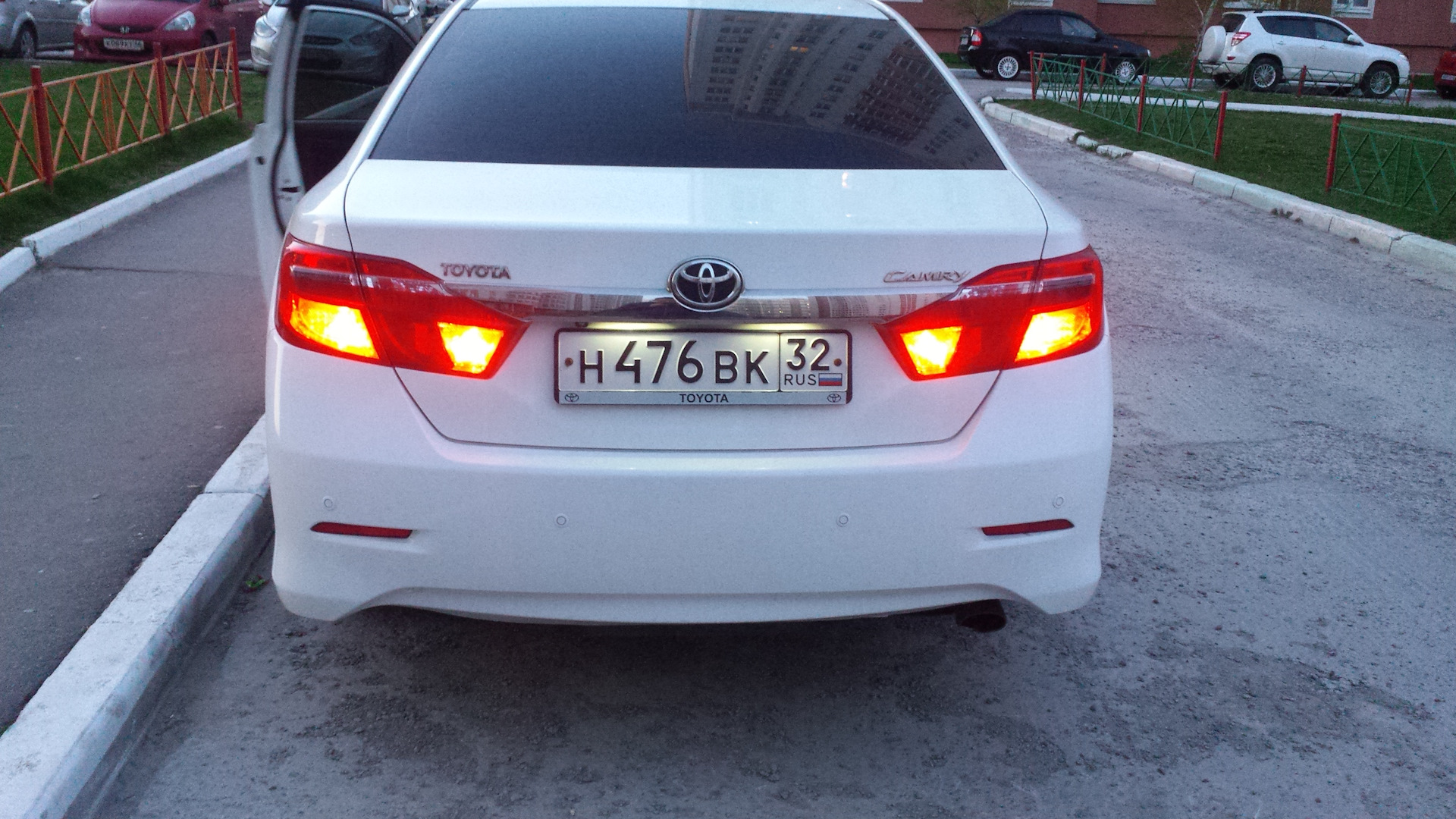 Camry 55 лампы. Задние габариты Камри 50. Камри 50 лампочки задний габарит. Toyota Camry 2013 сзади.