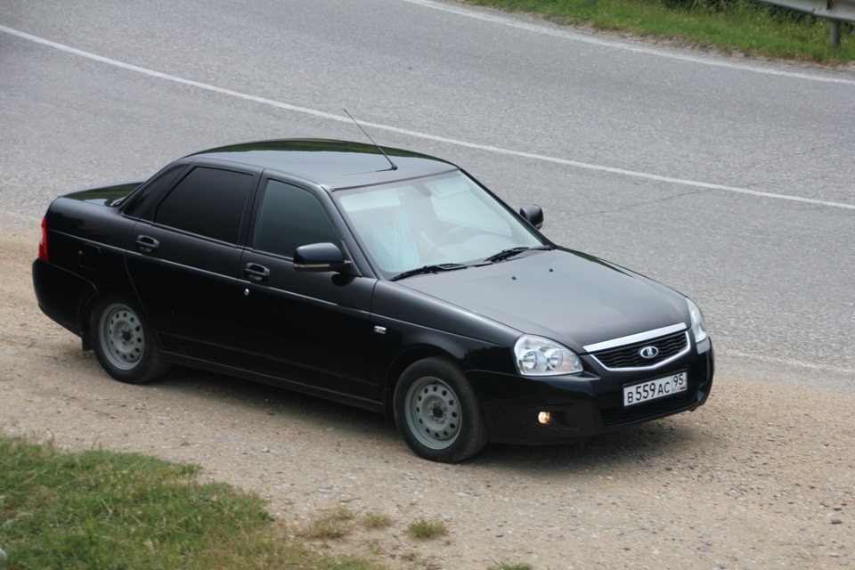 Черная машина Lada Priora