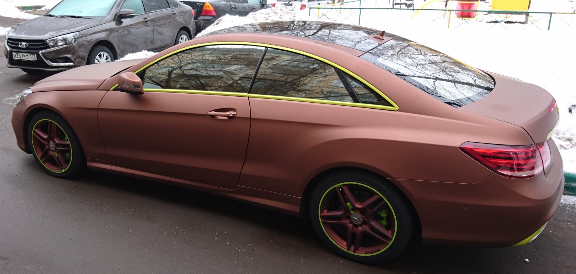 Коричневая тонировка. Мерседес е200 купе коричневый. Mercedes c207 матовая пленка. Тонировка c207. Зеркальна тонировка s klas Mersedes.