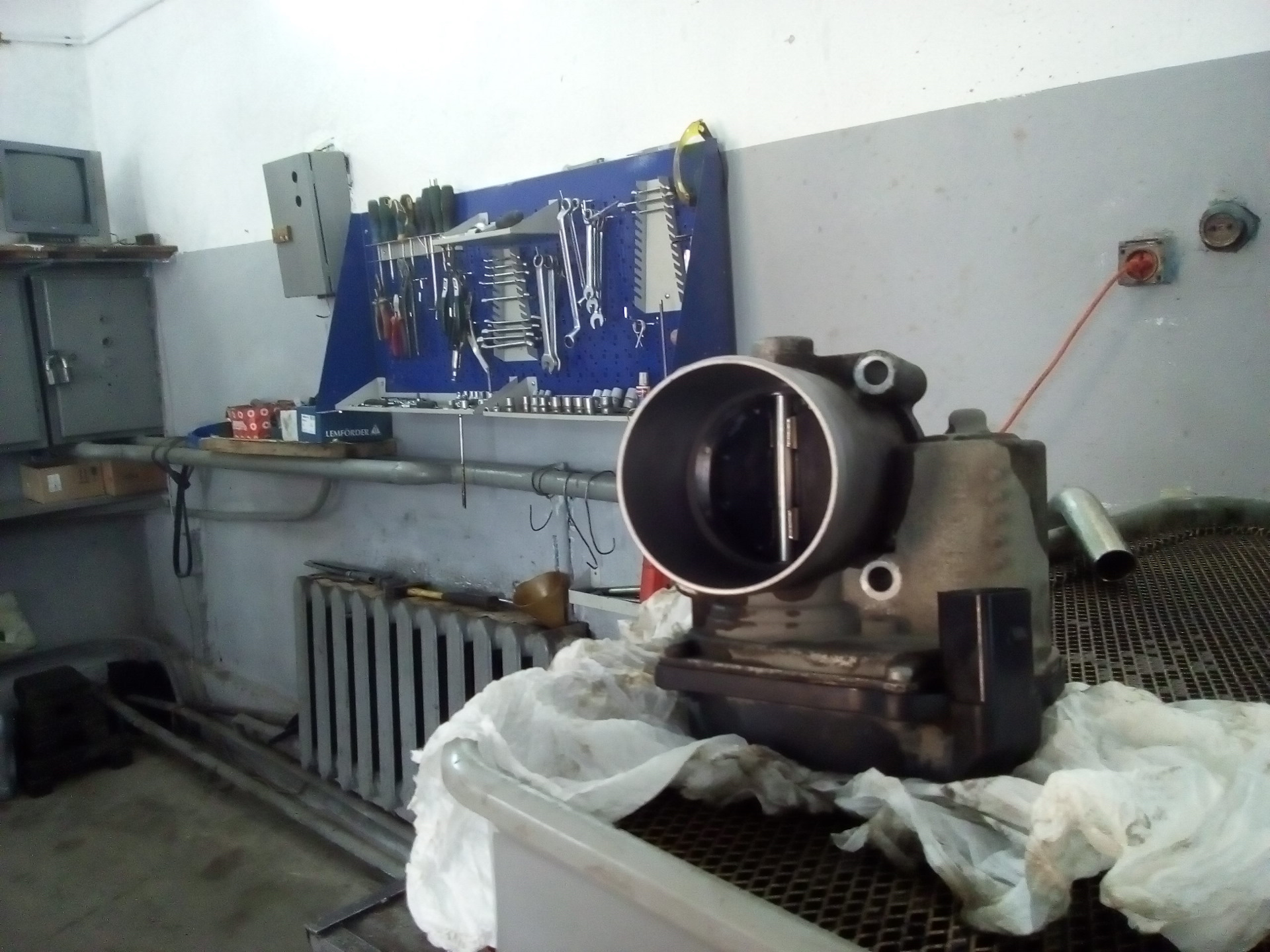 Замена клапана вентиляции бака( абсорбера) и чистка дроселя ...