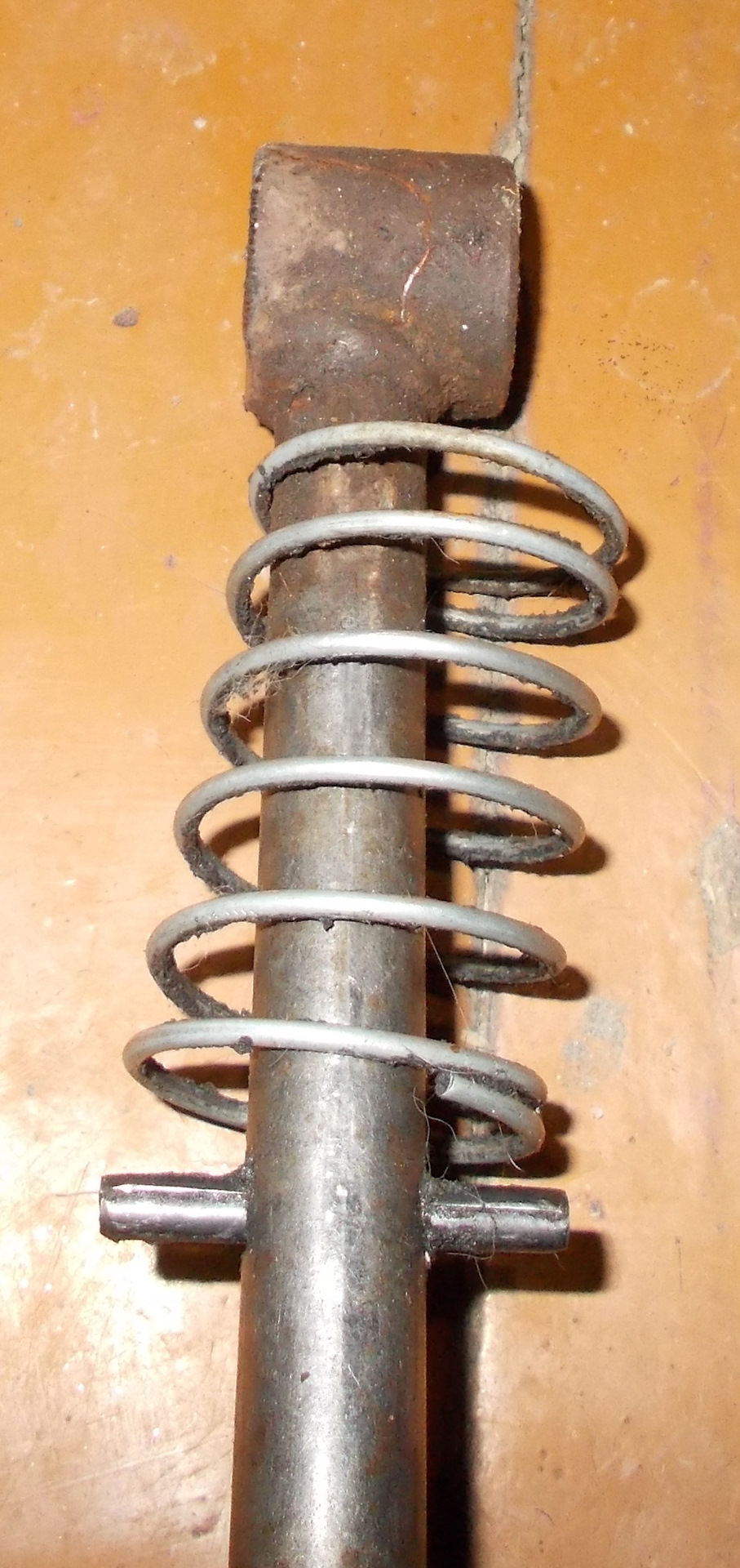 так пришлось подточить нижнюю втулку что бы новые фланцы оделись на кулису. — Renault Kangoo (1G)