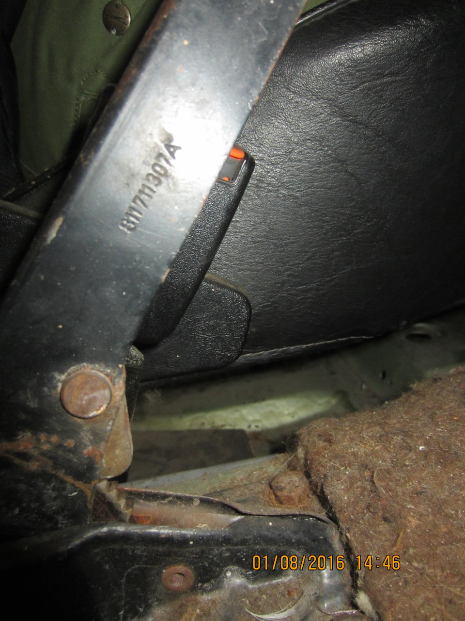 вопрос — где и на чем установлен концевик под ручником? — Volkswagen ...