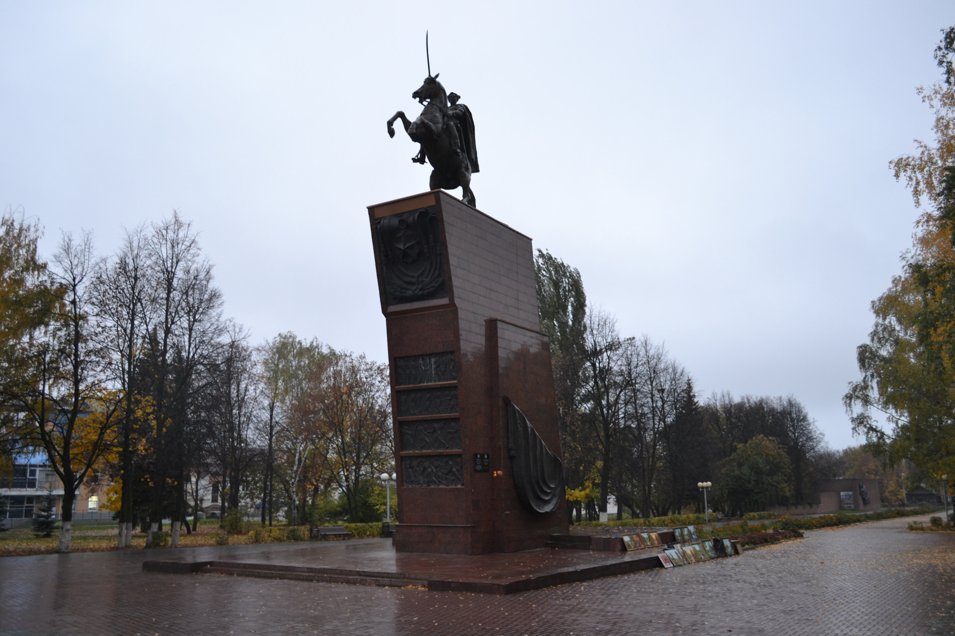 Памятник чапаеву чебоксары. Чапаев памятник в Чебоксарах.