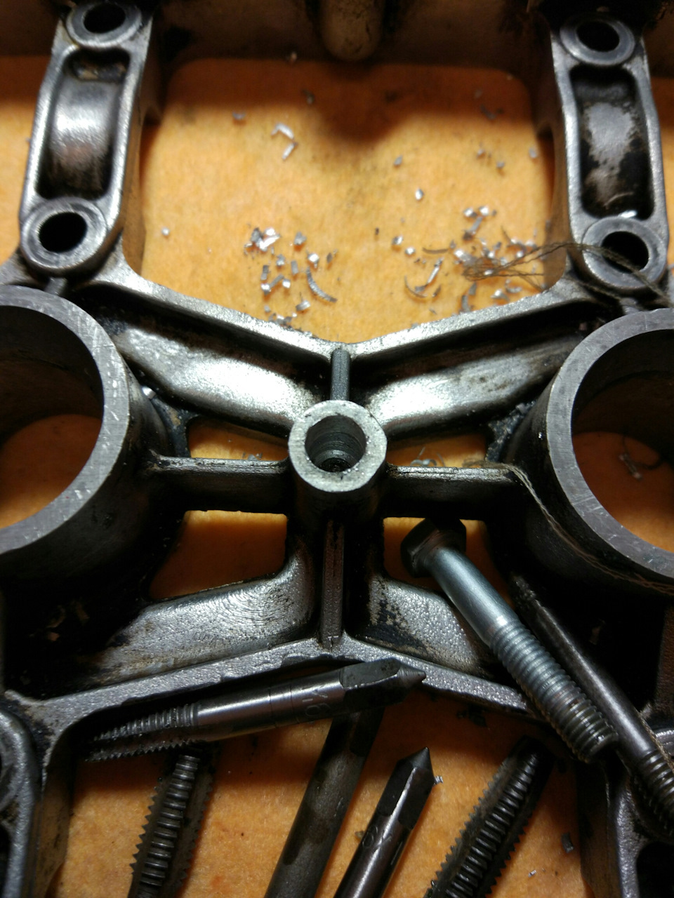 Восстановление резьбы под клапанной крышкой — Rover 200 Mk3, 1,6 л ...