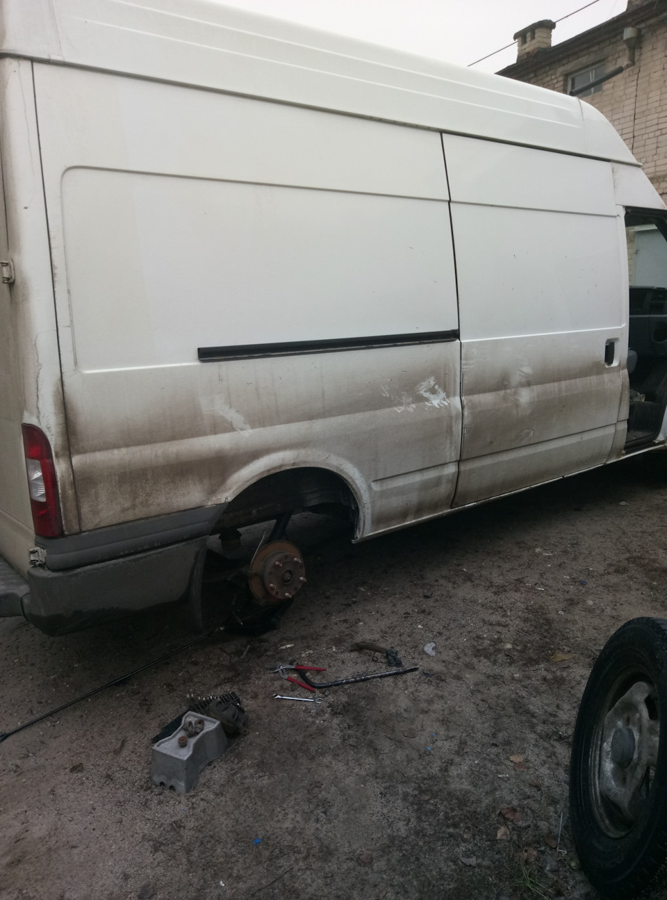 Друг попал в беду (задний правый суппорт --- разлетелся ) — Ford Transit  (7G), 2,2 л, 2013 года | поломка | DRIVE2