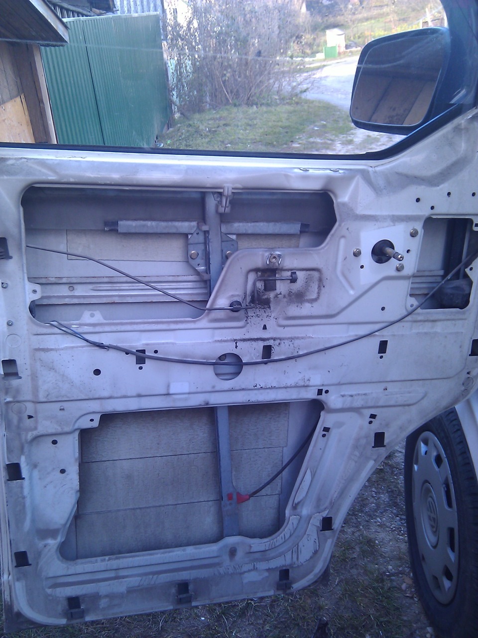 Чиста низов дверей от ржавчины — Volkswagen Transporter T4, 1,9 л, 1995 ...