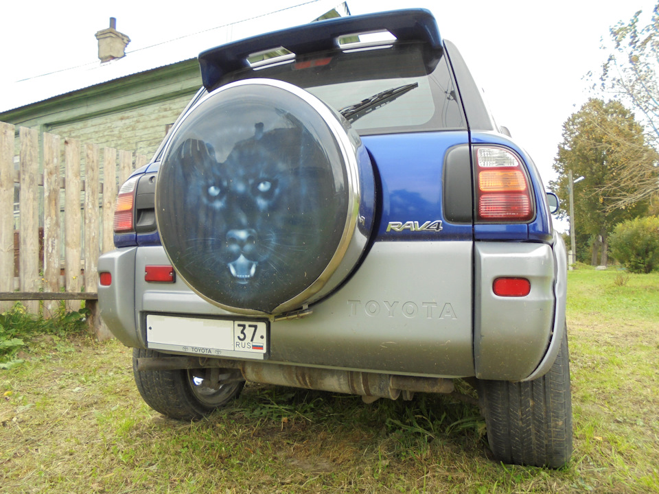 Колпак запаски с аэрографией. Спойлер. — Toyota RAV4 (I), 2 л, 1998 ...