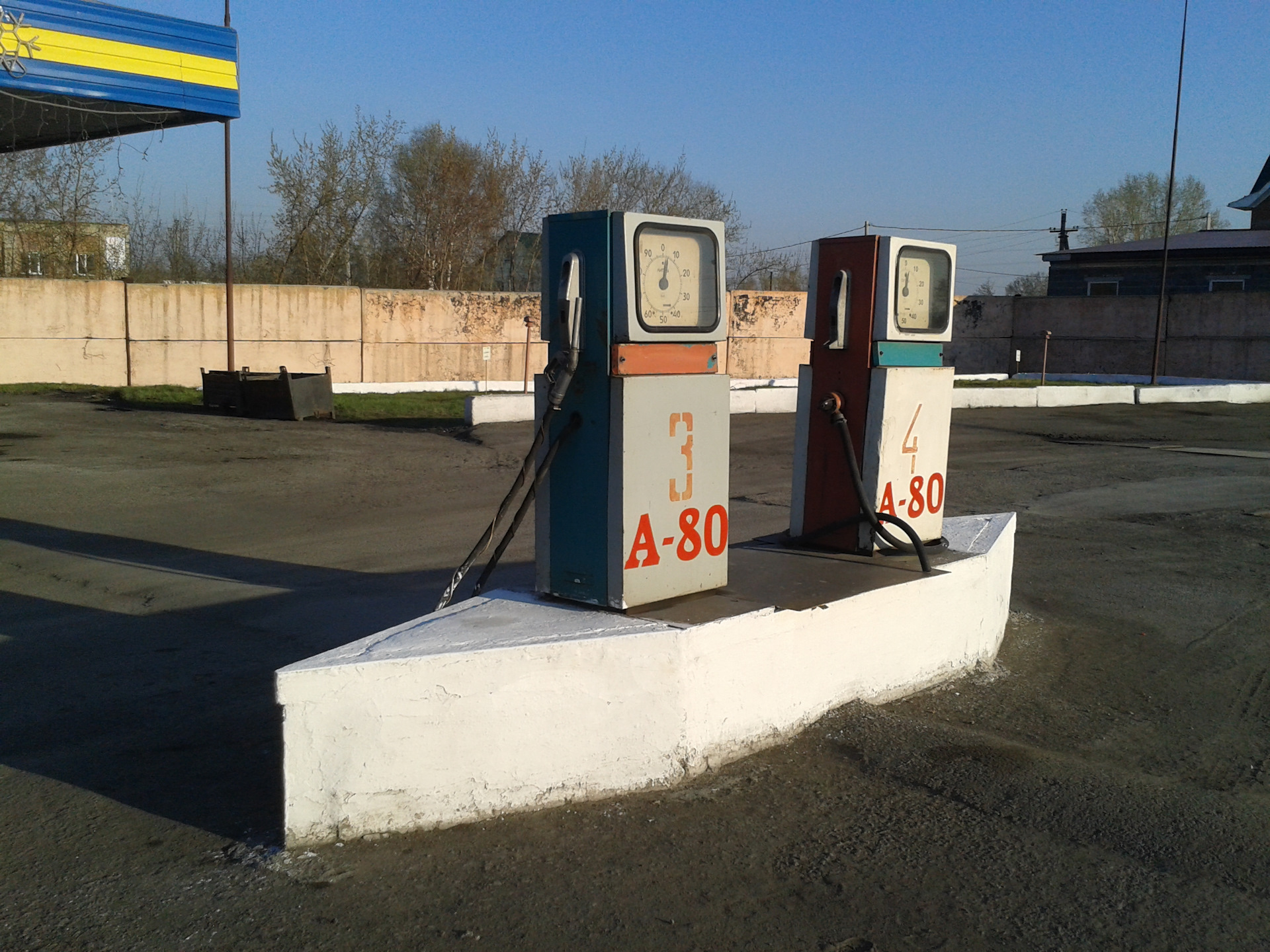 старинная азс. азс 80 сша. бензоколонка в америке. старая автозаправка. старая азс.