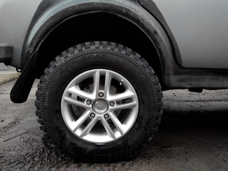 Cordiant off road 225 75 r16 на ниву. 2d7c86s 960. Cordiant off road 225 75 r16 на ниву фото. Cordiant off road 225 75 r16 на ниву-2d7c86s 960. картинка Cordiant off road 225 75 r16 на ниву. картинка 2d7c86s 960. итак, прошел второй год владения тапками, весс больше чем камафлеймовский, динамика упала, но с парами 4.3 можно ездить, изноустойчивость хорошая, за 8 тыс износа невидно, грыж нету, качаю 2 очка, доволен впринципе, но лучше ставить на литье или ковку, на штампах тяжко ниве такие калеса), реальный размер на диске накаченой покрышки 74см