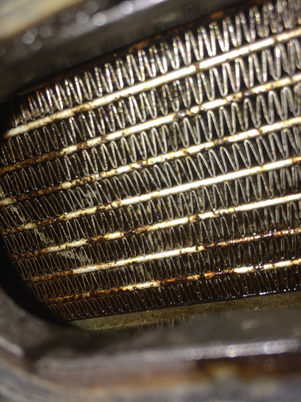 Спустя два часа отмокания и 3 баллона карбклинера. Чистые соты. — Audi S4 (B8)