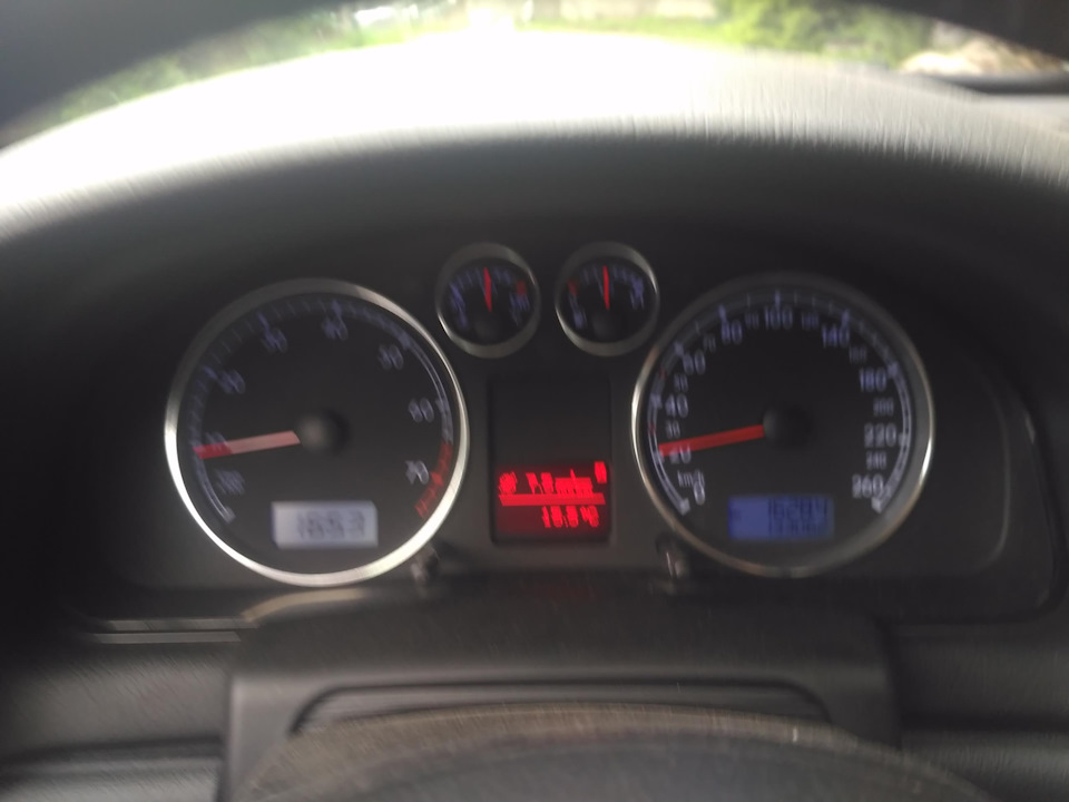 Прилетел камень размером с кулак в лобовое стекло. Повезло ...