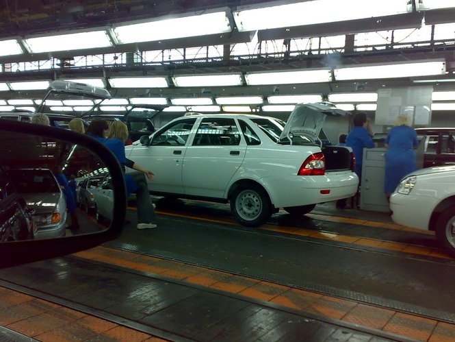 Завод приоры. Лада Приора 2 на заводе. Приора 1 завод. Lada Priora 2 с завода. ВАЗ 2107 на конвейере АВТОВАЗА.