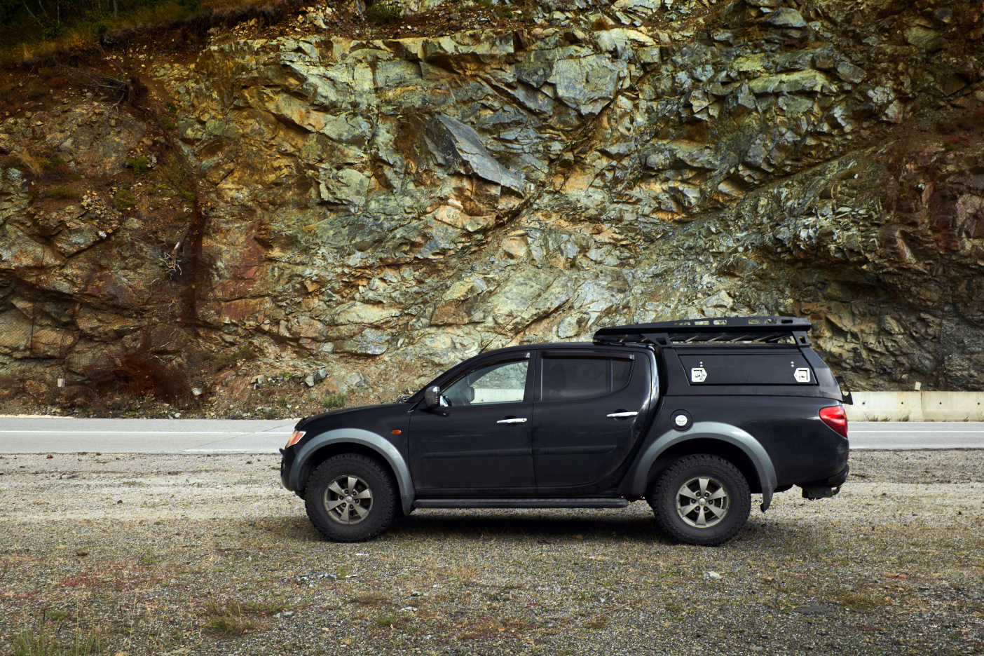 Кунг на митсубиси л200. Mitsubishi l200 экспедиционный. Mitsubishi l200 с кунгом. Кунг KDT l200. Кунг на l200 экспедиционный.