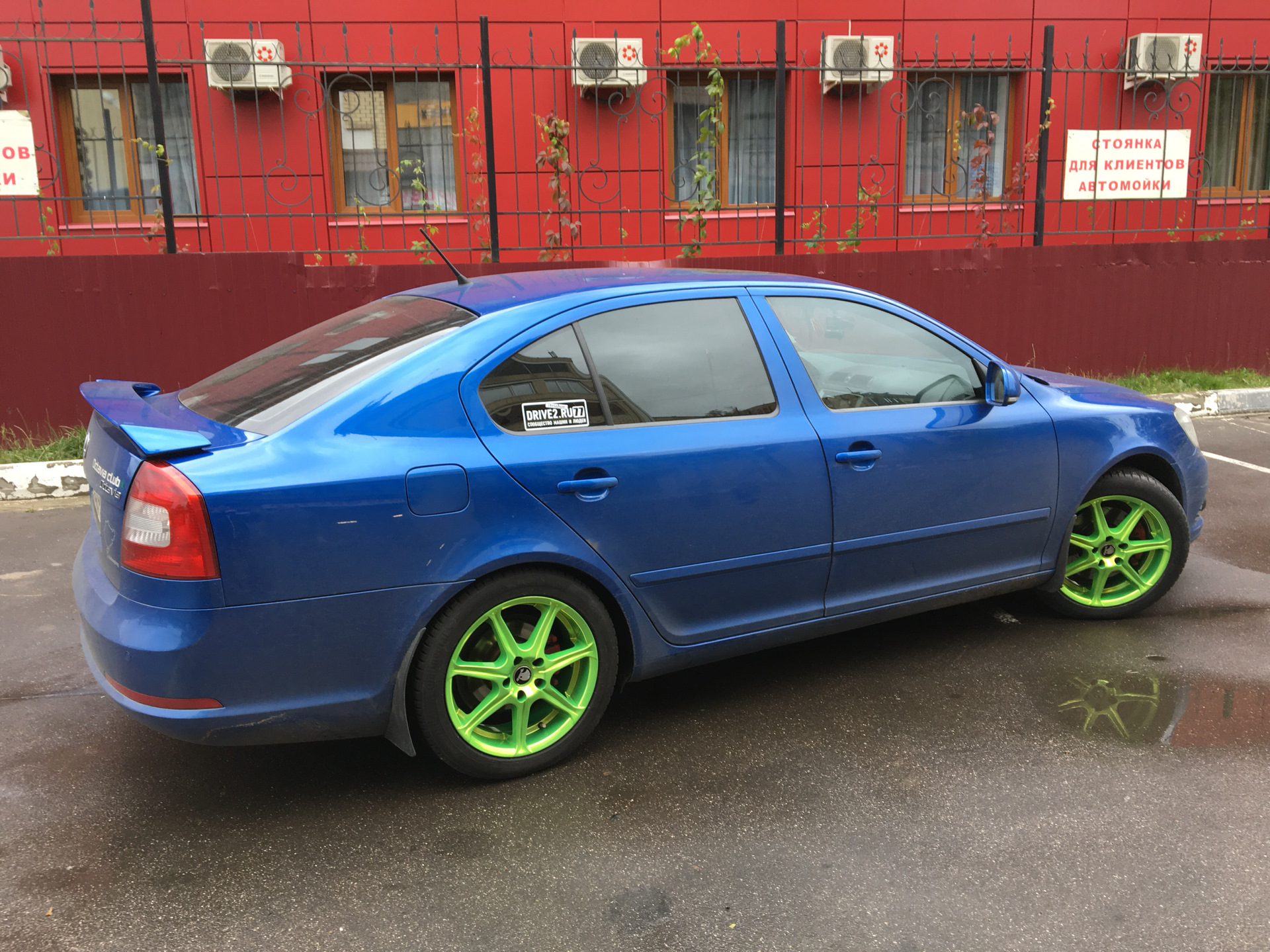 Синяя машина с зелеными дисками