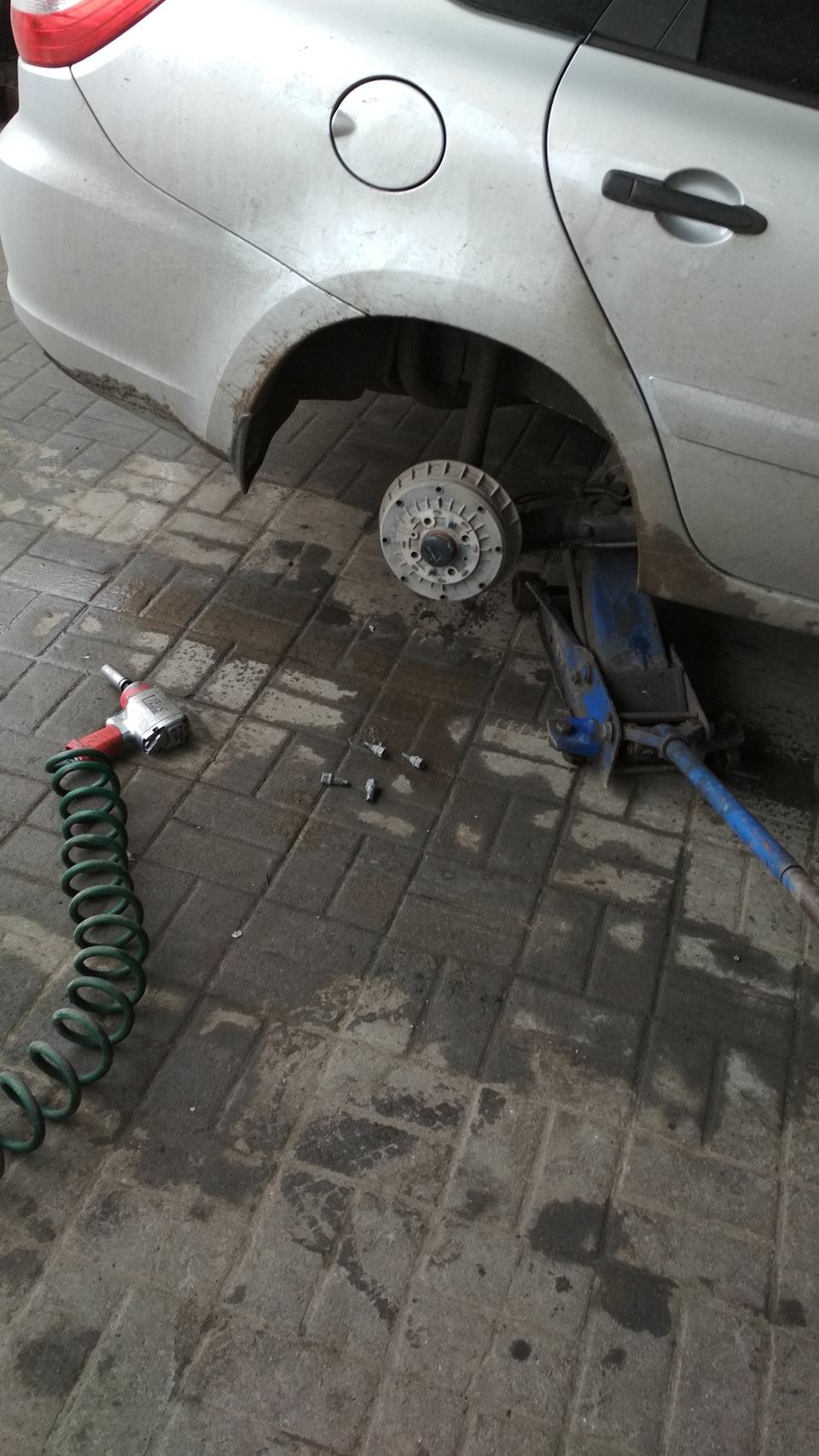 Колеса сегодня подвели — Lada Гранта лифтбек, 1,6 л, 2016 года ...