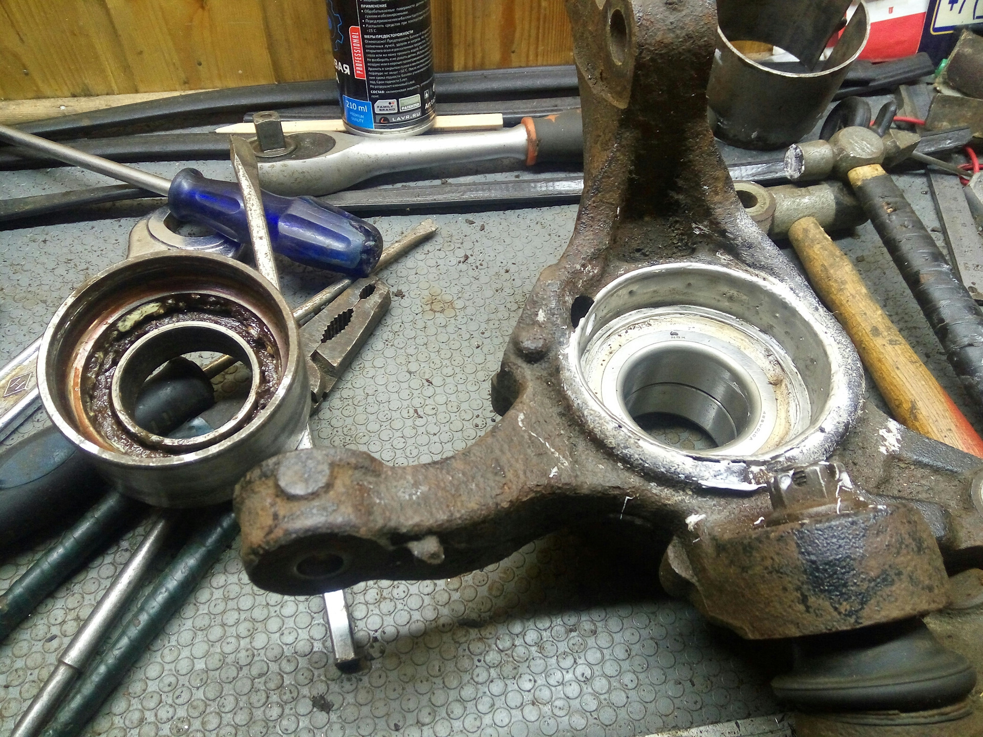 Передняя ступица оторвалась резинка. Крепление датчика абс mazda premacy crew. Замена подшипника минск. Шпилька переднего колеса понтиак вайб 2004. Задний редуктор понтиак вайб.