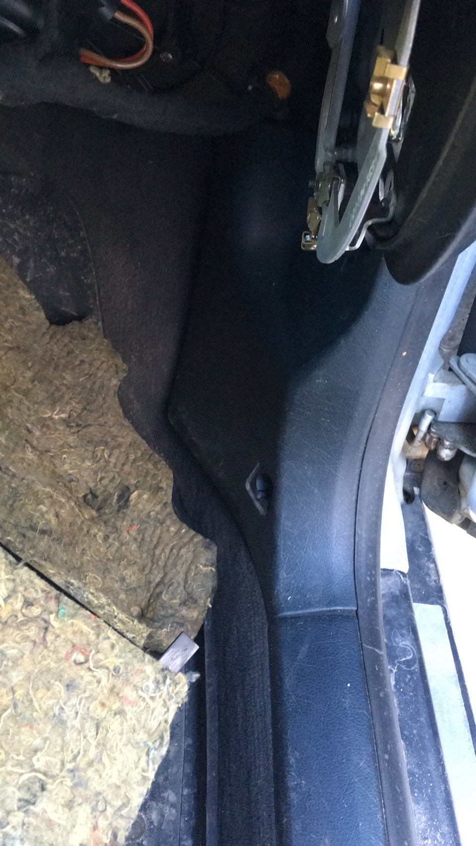 Установка нештатной магнитолы Alpine CDA-137BTi — Audi A6 (C5), 2,8 л ...