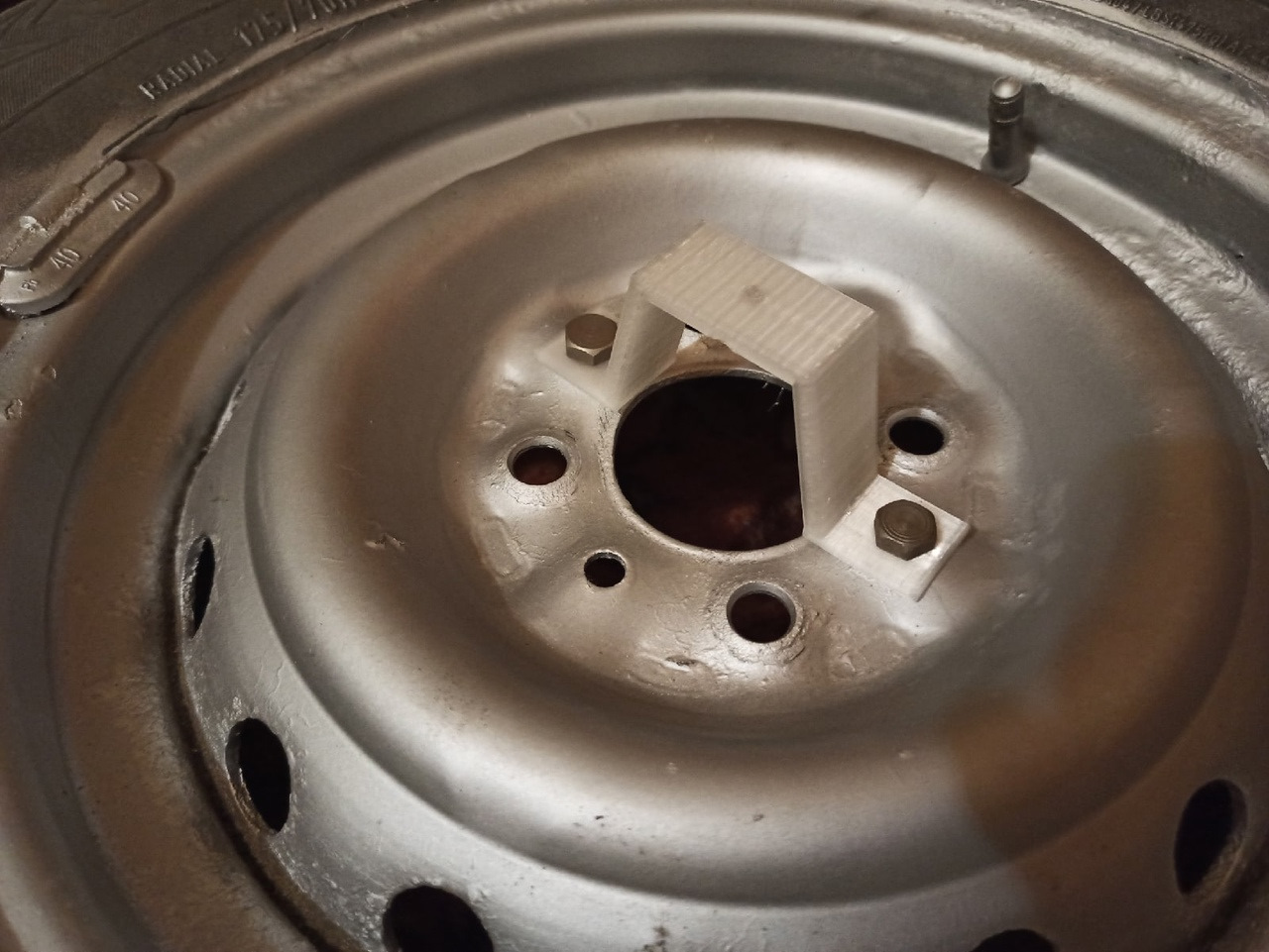 Колпаки пластиковые раф 2203. Газ 24 хром колпаки. Крепление хромированного колпака. Колпаки слетают с колес. Газ 24 колесо сбоку.