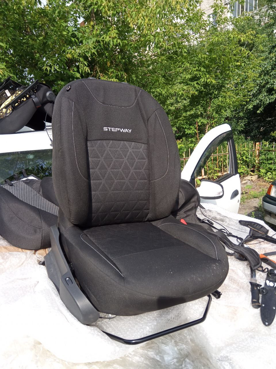 ТО 132000 + Сиденья от степвея — Renault Logan (2G), 1,6 л, 2015 года ...