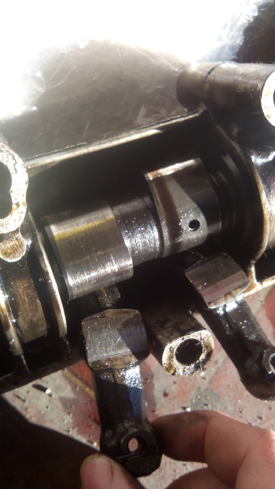 Пробка гбц альфа ромео 156. Масляное голодание распредвала. Распредвал киа спектра 1. Масляные каналы змз 409 двигатель. Не садится плотно в гбц распредвал 8 кл.