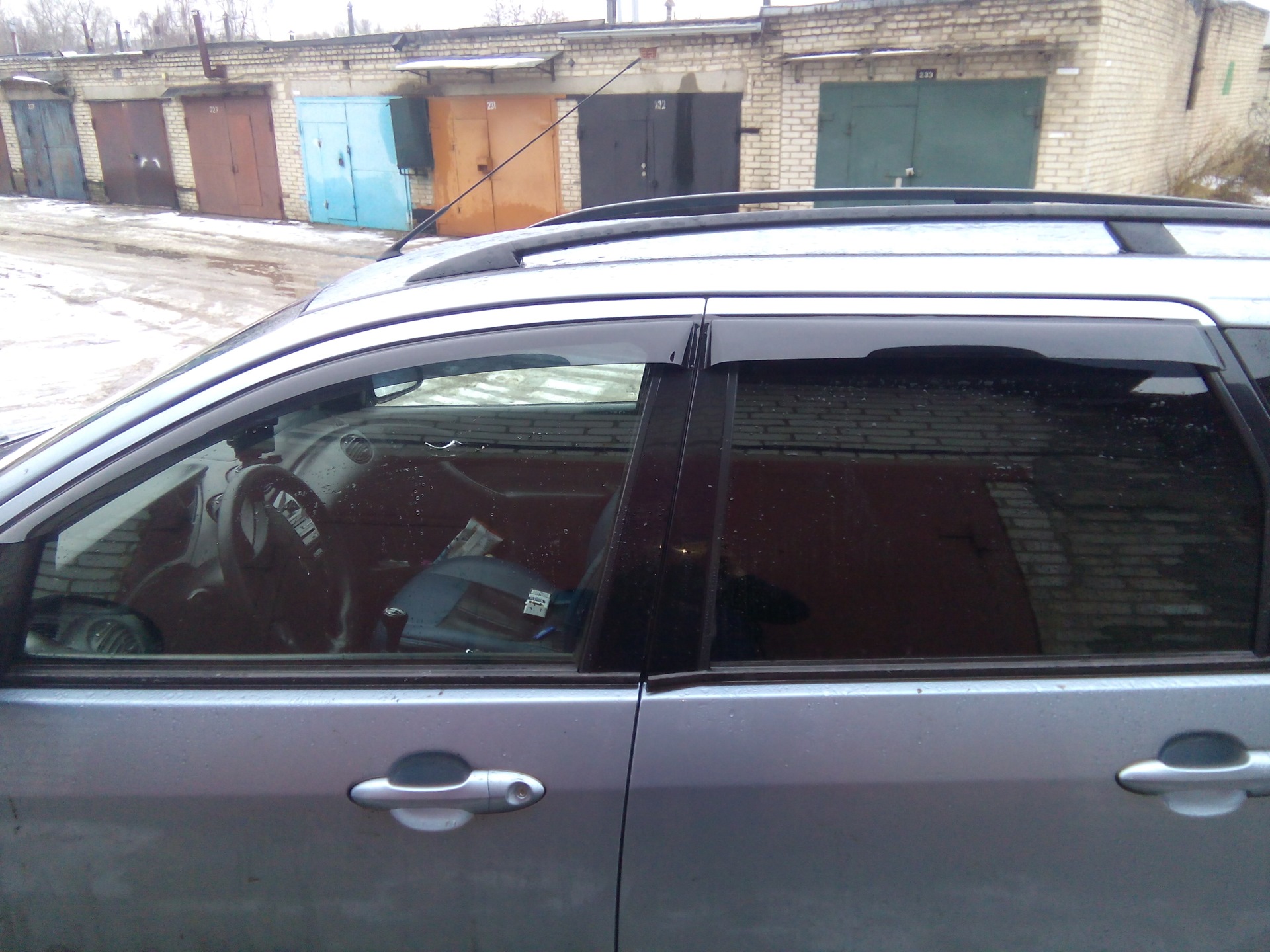 Дефлекторы боковых окон — Ford Focus Wagon I, 1,8 л, 2003 года ...