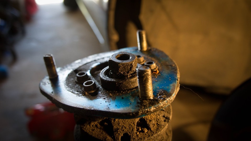 Опоры передних стоек и опорные подшипники — Nissan Laurel (C34), 2,5 л ...