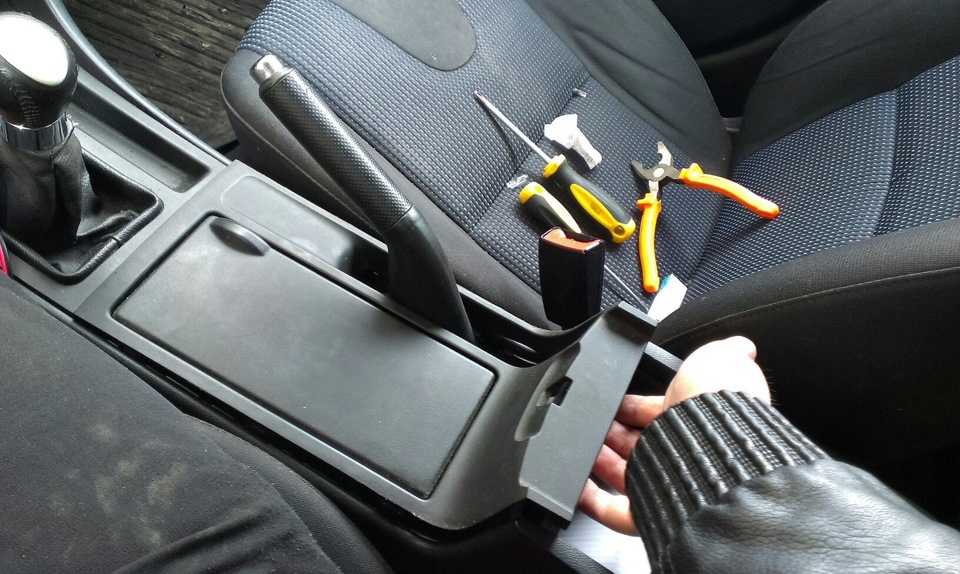 замена лампочки в пепельнице ! — Mazda 3 (1G) BK, 1,6 л, 2005 года ...