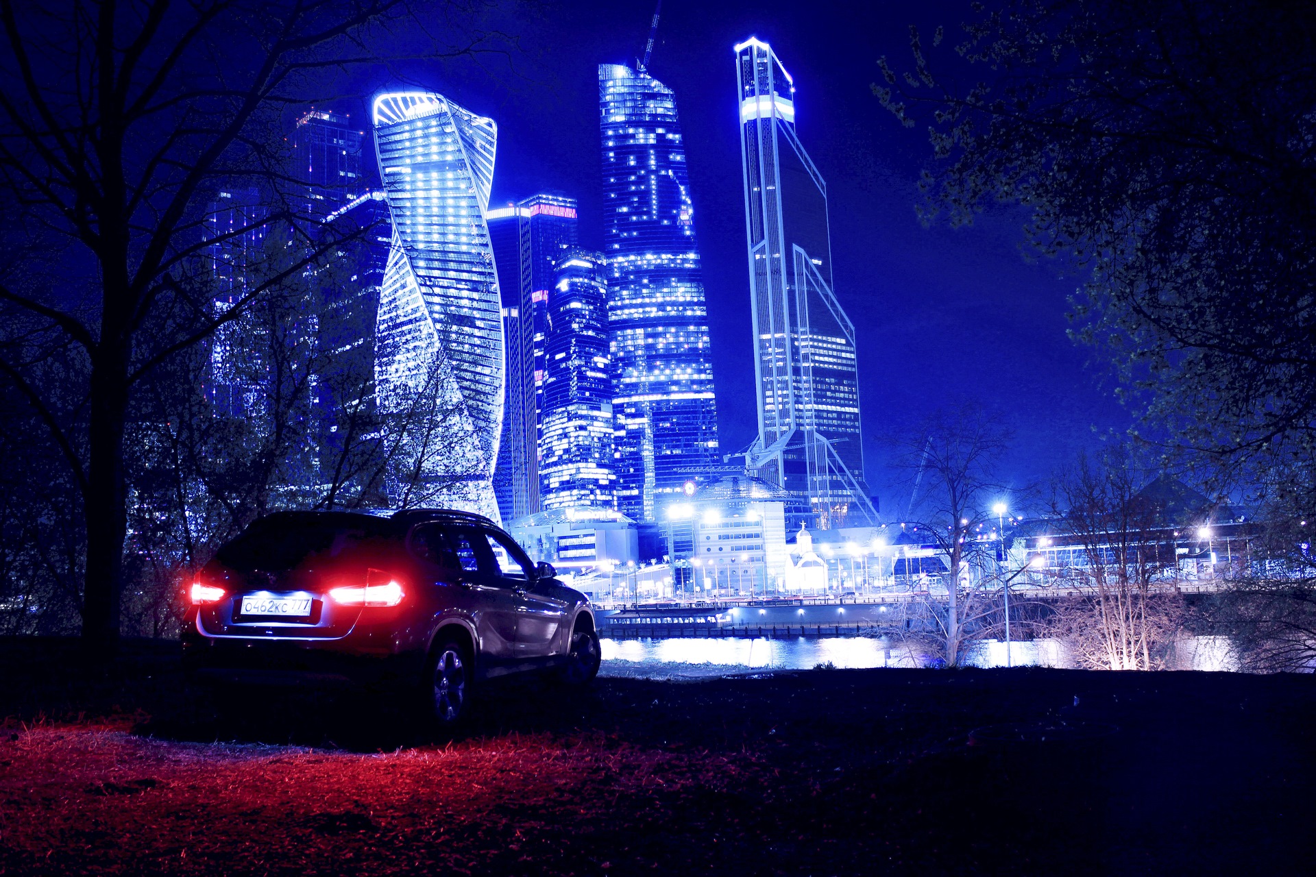 Красивая машина ночью. Приора Москва Сити. Машина ночью. Машина на фоне города. Ночной город из машины.