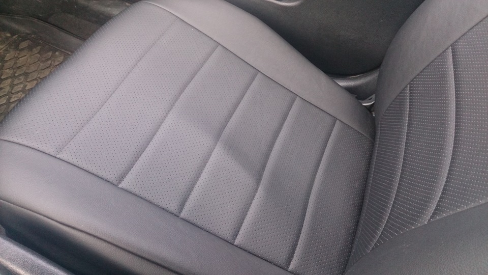 потертый кожаный диван. натуральная кожа потертости. заломы на кожаной куртке. складки на экокоже. складки на кожаных штанах.