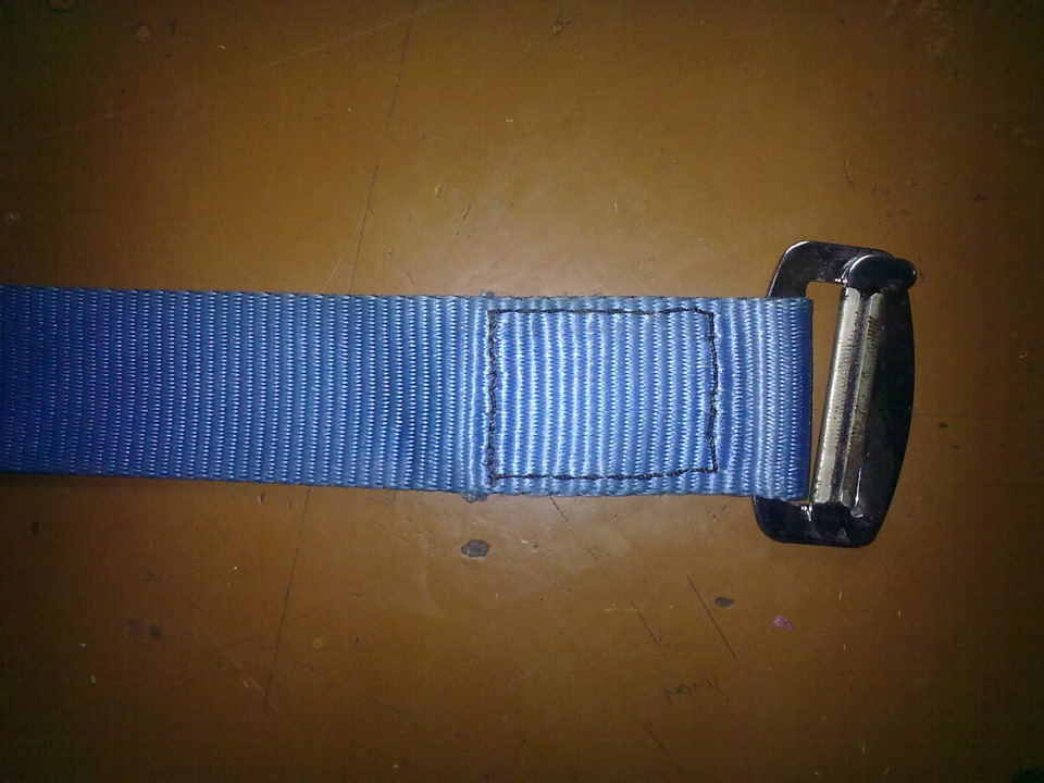 вот сам регулятор длины взят с ремня 2109, в стандарте там идет сверху пластмаска эта часть может быть поджавевшой потому ее надо будет возможно почистить — Lada 2106