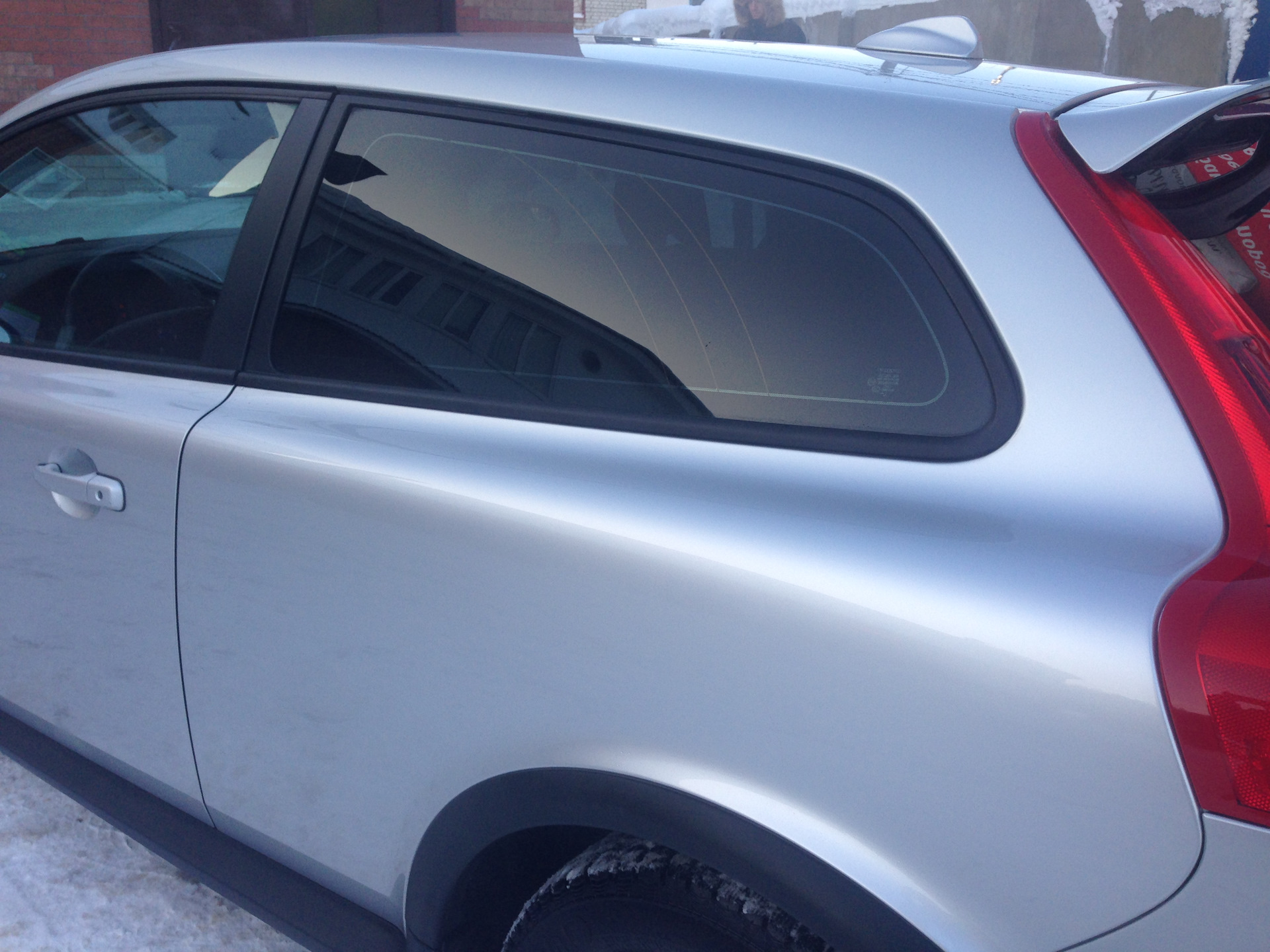 Зеркальные пленки люмар. Тонировка задней полусферы 5. Тонировка логан 2 задней полусферы. Тонирование автомобиля. Тонировка авто задняя полусфера.