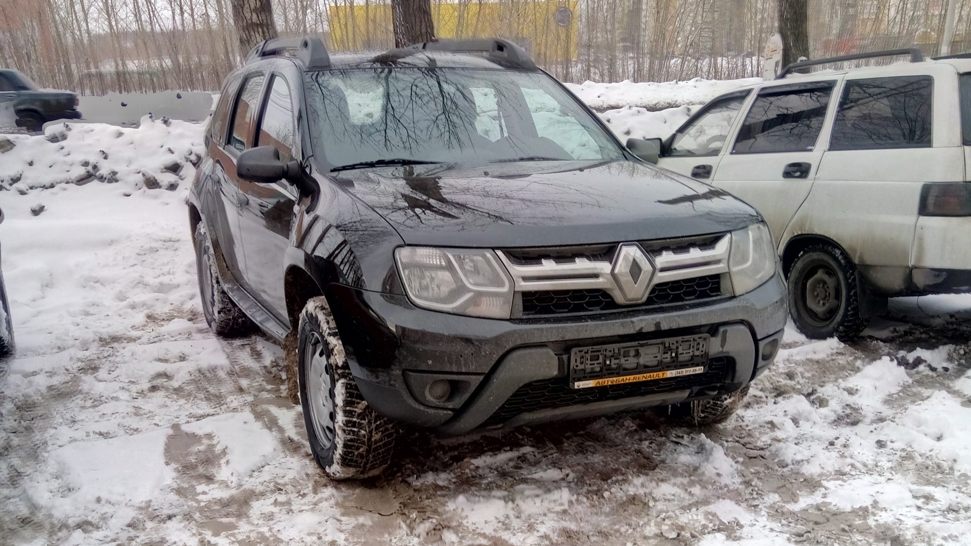 Скрип двери рено дастер. Рено дастер 2020 года. Лапка ингибитора рено дастер. Duster вид снизу. Рено дастер скрежет.