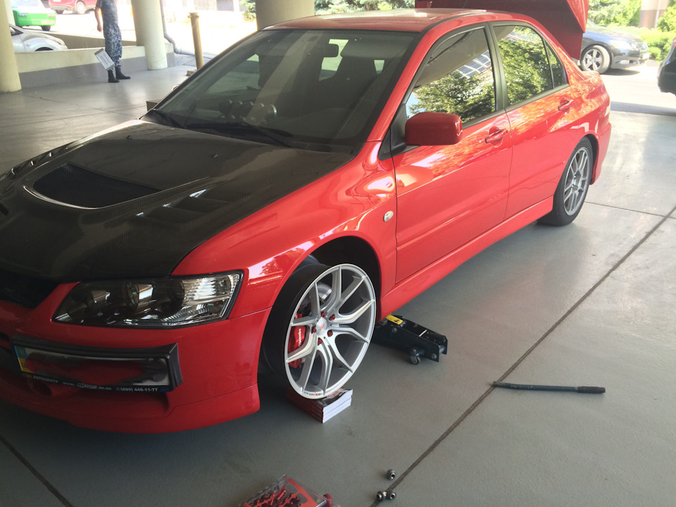 Выбор между двумя моделями дисков на Evolution — Wheels Boutique ...