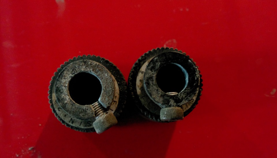 на фото видно, что у левого кольца, в месте где закручен винт-фиксатор, выломался сектор корпуса — Audi A4 Avant (B6)