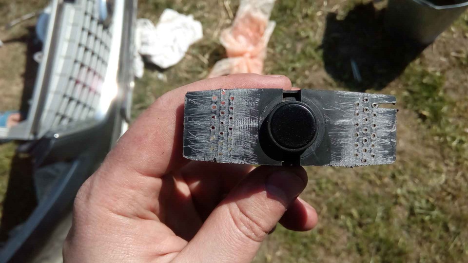 Заводской крепеж с вставленным в него датчиком. На самом датчике проверьте наличие резинового кольца! — Ford Mondeo IV