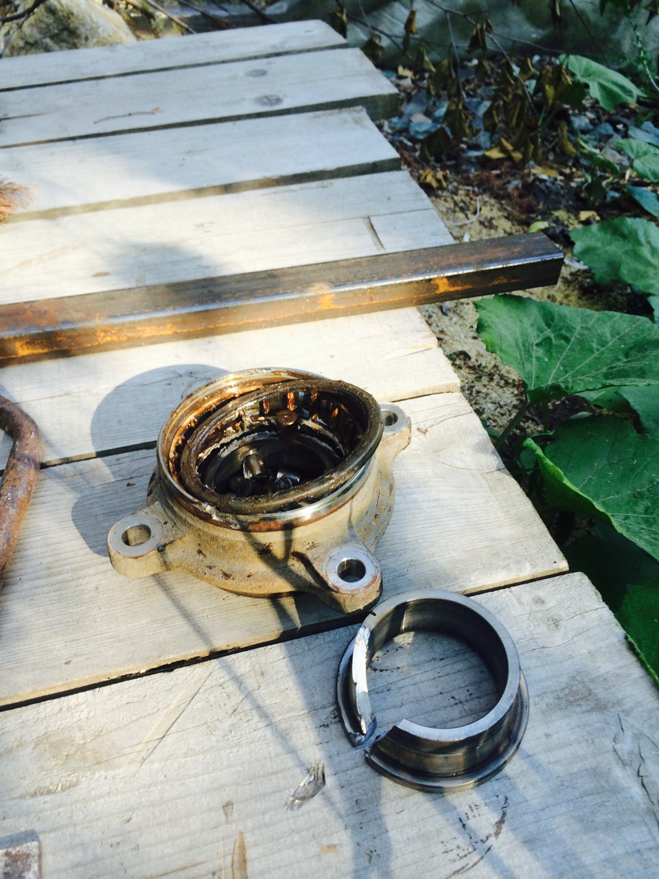 Пилить бак стиральной машинки. Как разрезать подшипник. Как разрезать подшипник. Подшипник с разрезной обоймой. Замена подшипника в стиральной машине electrolux.