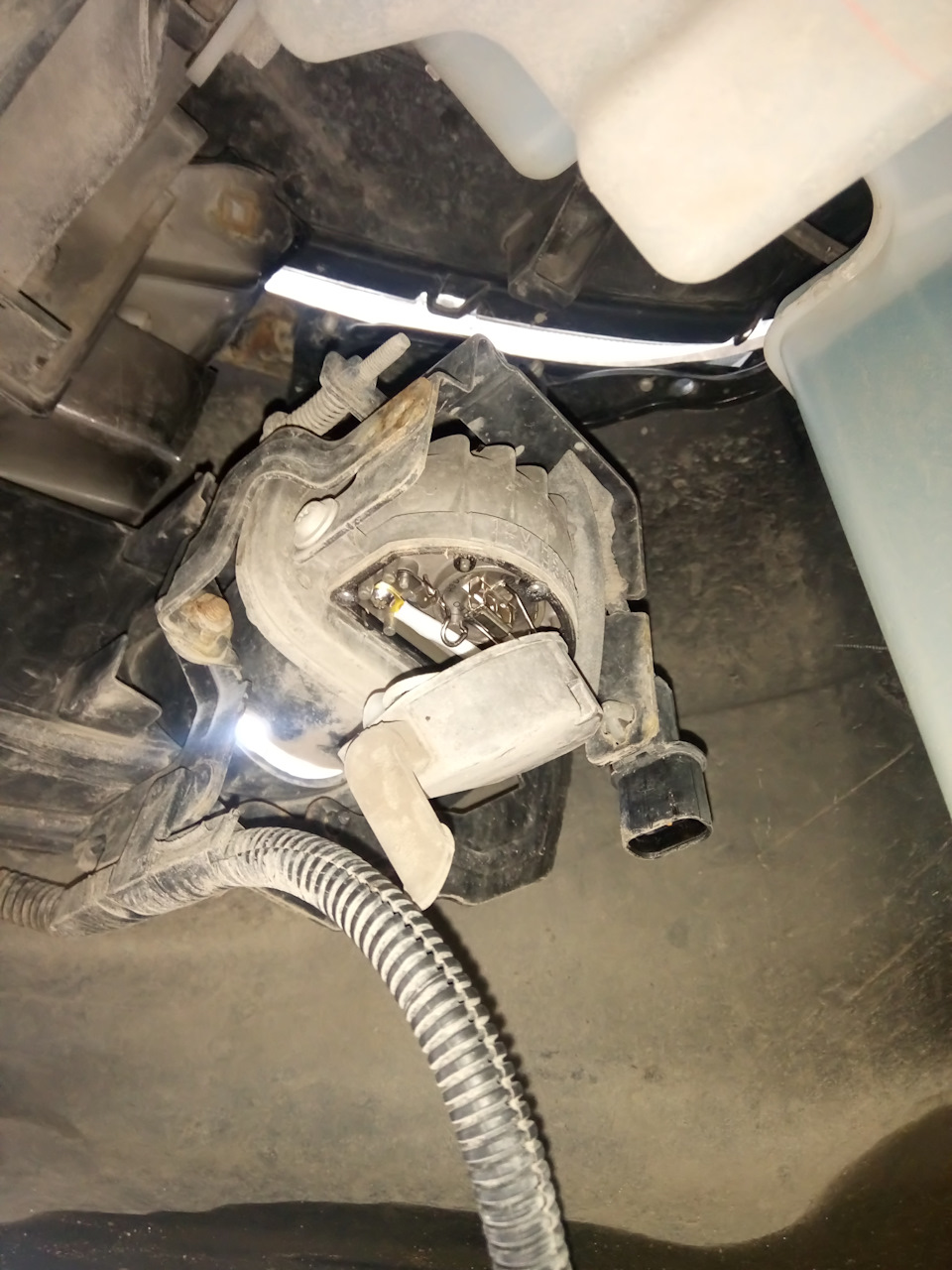 Как заменить лампочки лансер 9 Замена лампы в противотуманке - Mitsubishi Lancer IX, 1,6 л, 2007 года своими ру