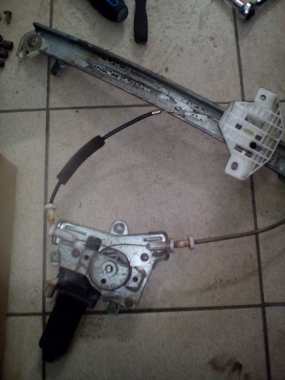 Еще одна трапеция стеклоподъемника — Hyundai Accent (2G), 1,5 л, 2001 ...