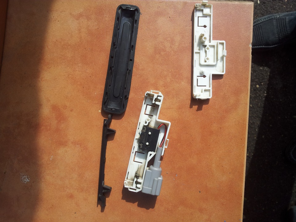 Кнопка открывания багажника ситроен с4 пикассо. Рено симбол ручка открывания двери. Ситроен с3 пикассо кнопка багажника. Кнопка открывания боковых стёкол 3 ряда mercedes gl 400. Land cruiser 200 кнопка крышки багажника.