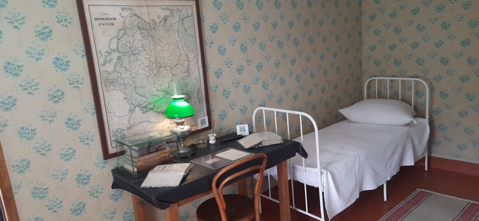 Рабочий стол и кровать самого старшего ребенка в семье – Александра, который был казнен в мае 1887 года, по обвинению в организации покушения на императора Александра III. — Jeep Cherokee (KL). Запчасти на фото: A868S