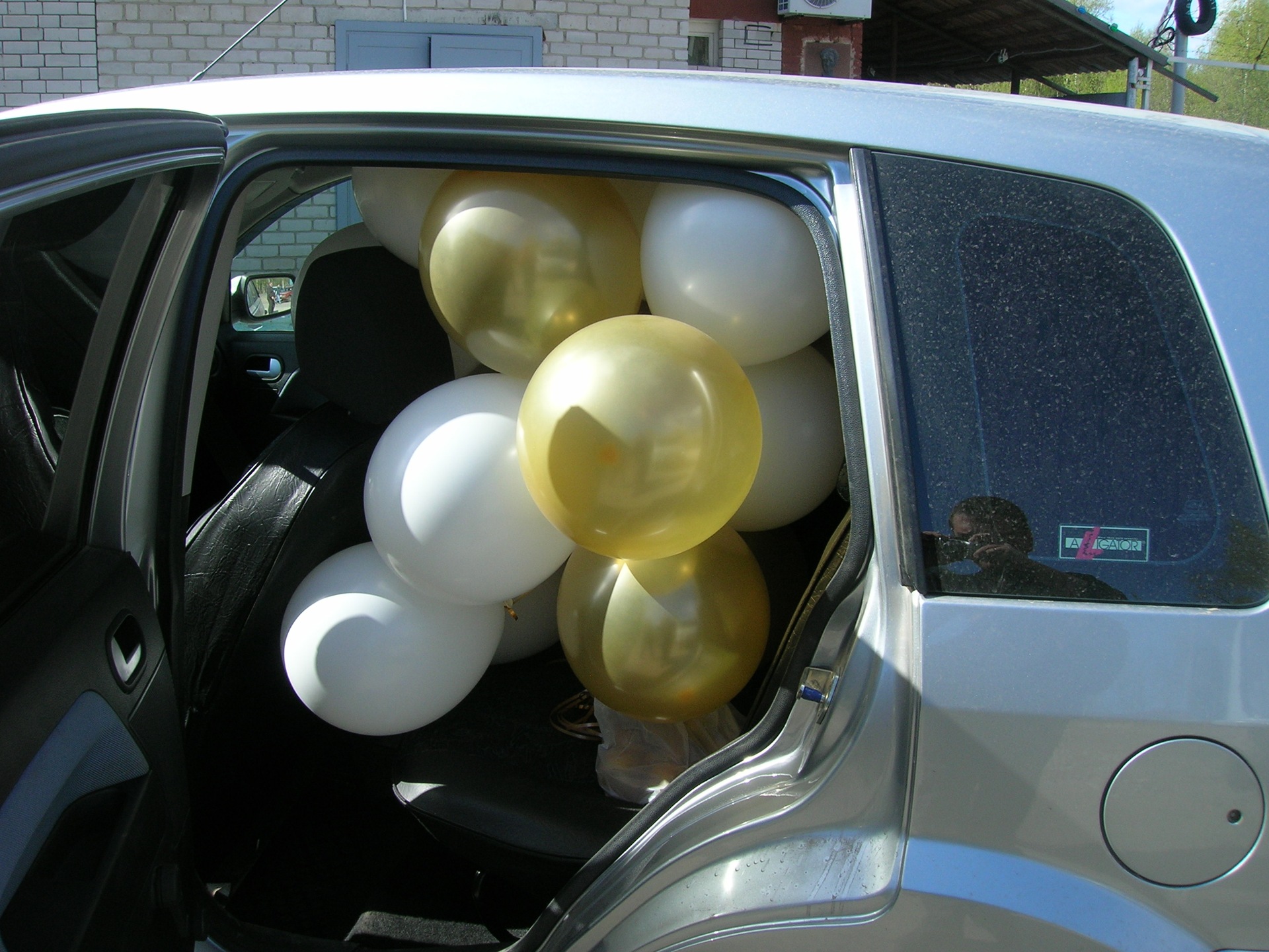 Салон шаров. Круглый шар в салоне авто. Машина в надутом шаре. Шар с гелием машина Приора. Полная машина надутых шариков.