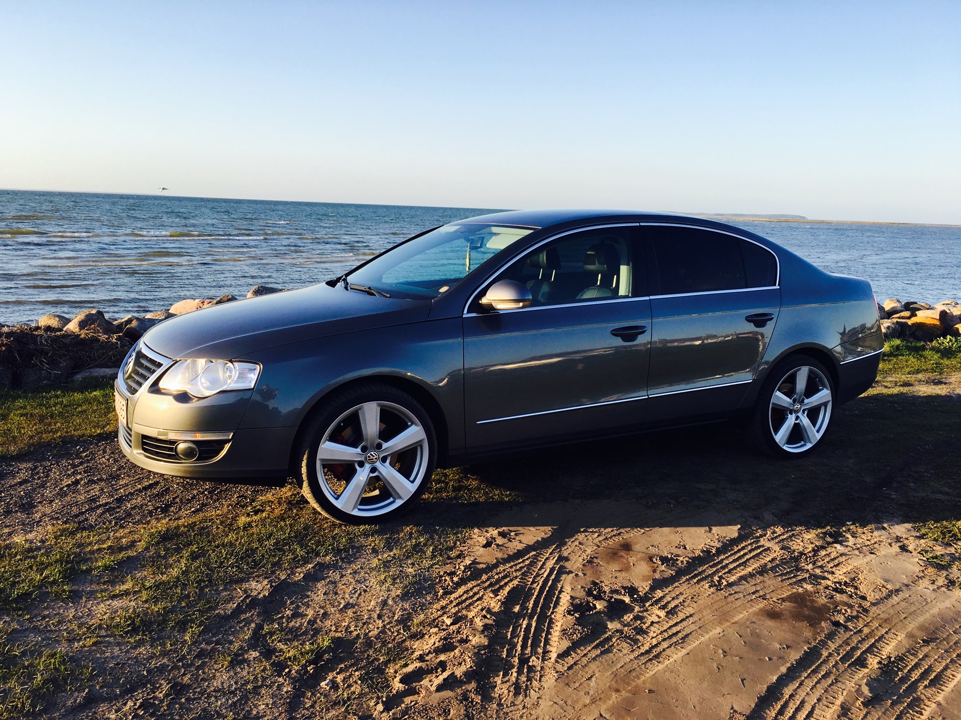 Фольксваген купить газ. Passat b6 r19. Фольксваген Пассат 2008. Фольксваген Пассат r20. Passat Alltrack r19.