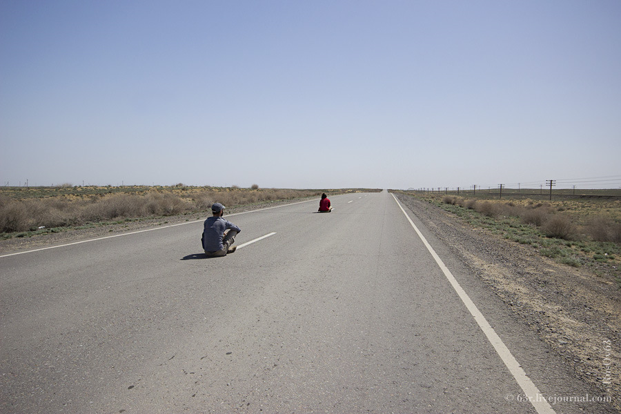 1700 километров. Пора в путь дорогу Туркменистан фото.