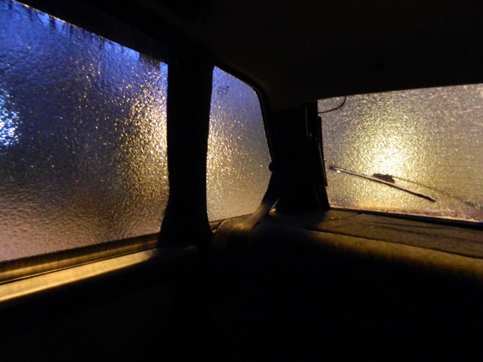 водяной клин аквапланирование. брызги от машины. вид в лобовое стекло. ваз 2114 в ночи дождь. дождь на стекле машины.