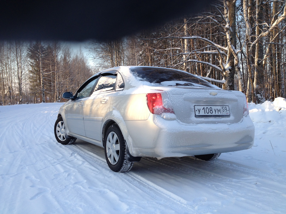 Купить лачетти в свердловской. Chevrolet Lacetti 2008 зима. Chevrolet Lacetti, 2008 зимой. Шевроле Лачетти в снегу. Шевроле Лачетти седан белый.