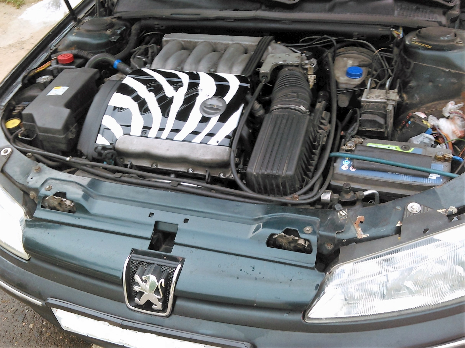 Двигатель пежо 406. Пежо 406 3.0 v6. Мотор Peugeot 406. Крышка двигателя Peugeot 406.