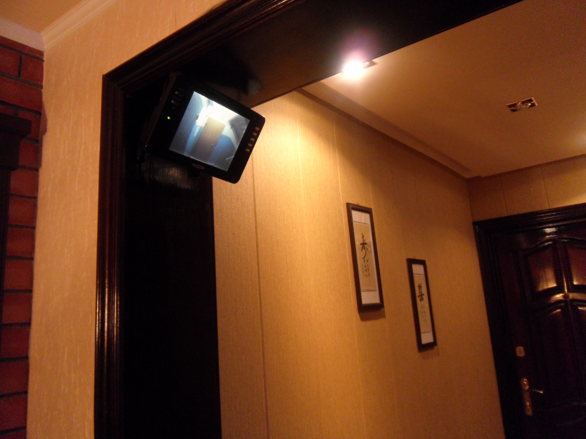 Установить глазок дверь. Видеоглазок для входной двери. Камера видеонаблюдения над входной дверью. Камера на входную дверь в квартиру. Дверной видеоглазок с монитором.