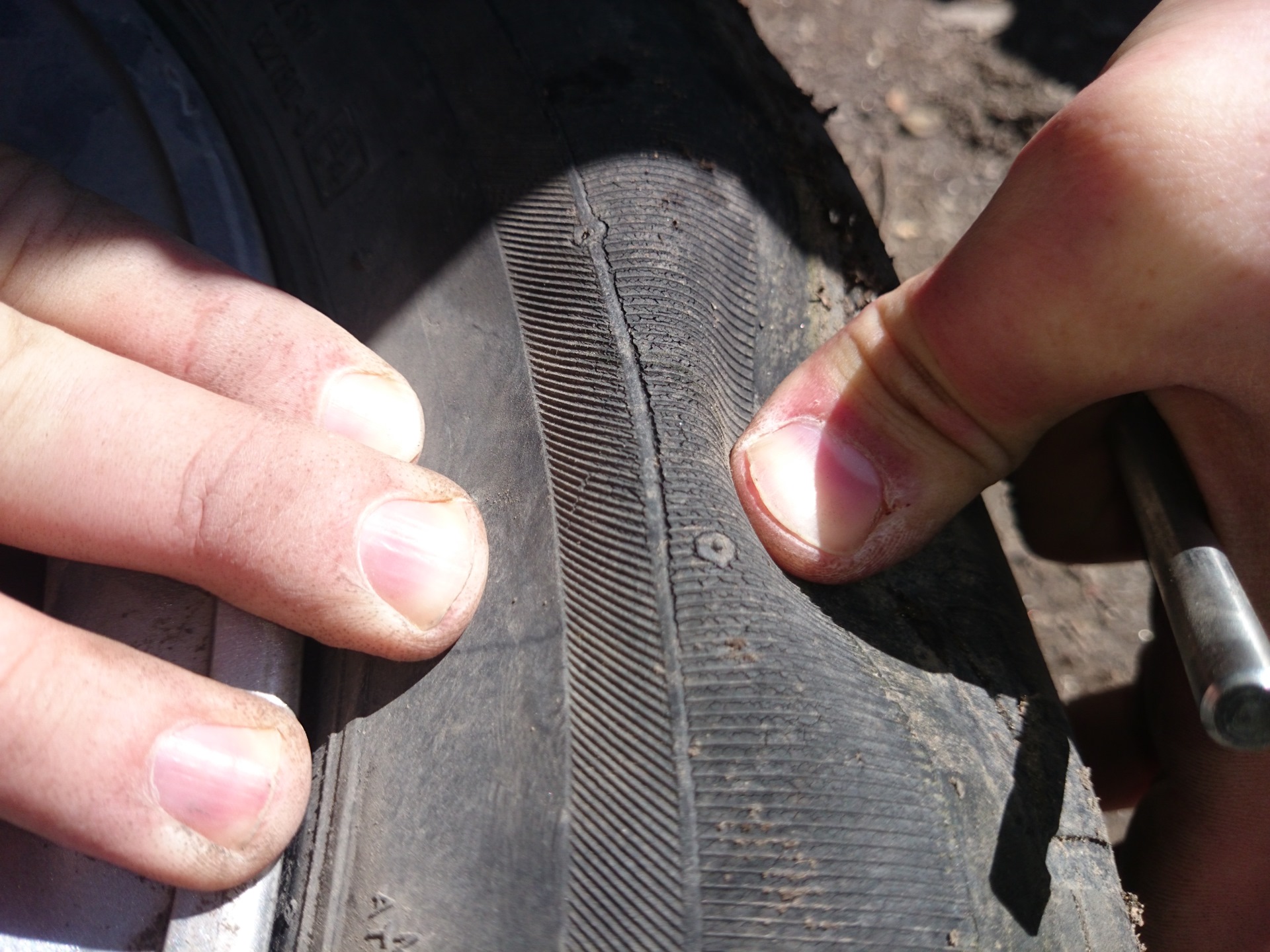 Что означают трещины. Боковой прокол шины. Порез шины. Боковой порез шины. Сквозной порез шины.