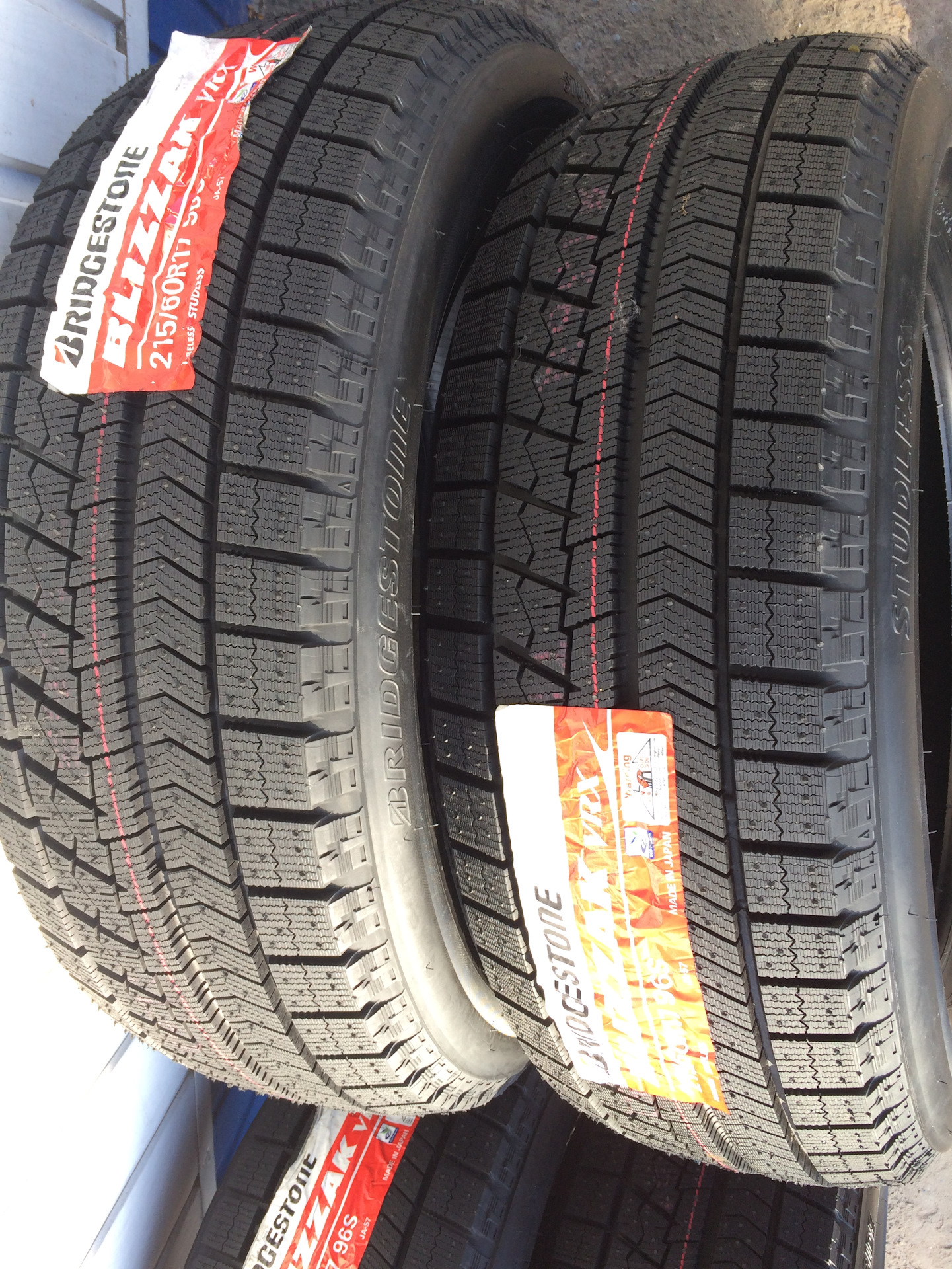 Близак айс. Bridgestone Blizzak VRX. Бриджстоун близак VRX. Шина Bridgestone Blizzak VRX 5433. Bridge Blizzak VRX 205/60/16.